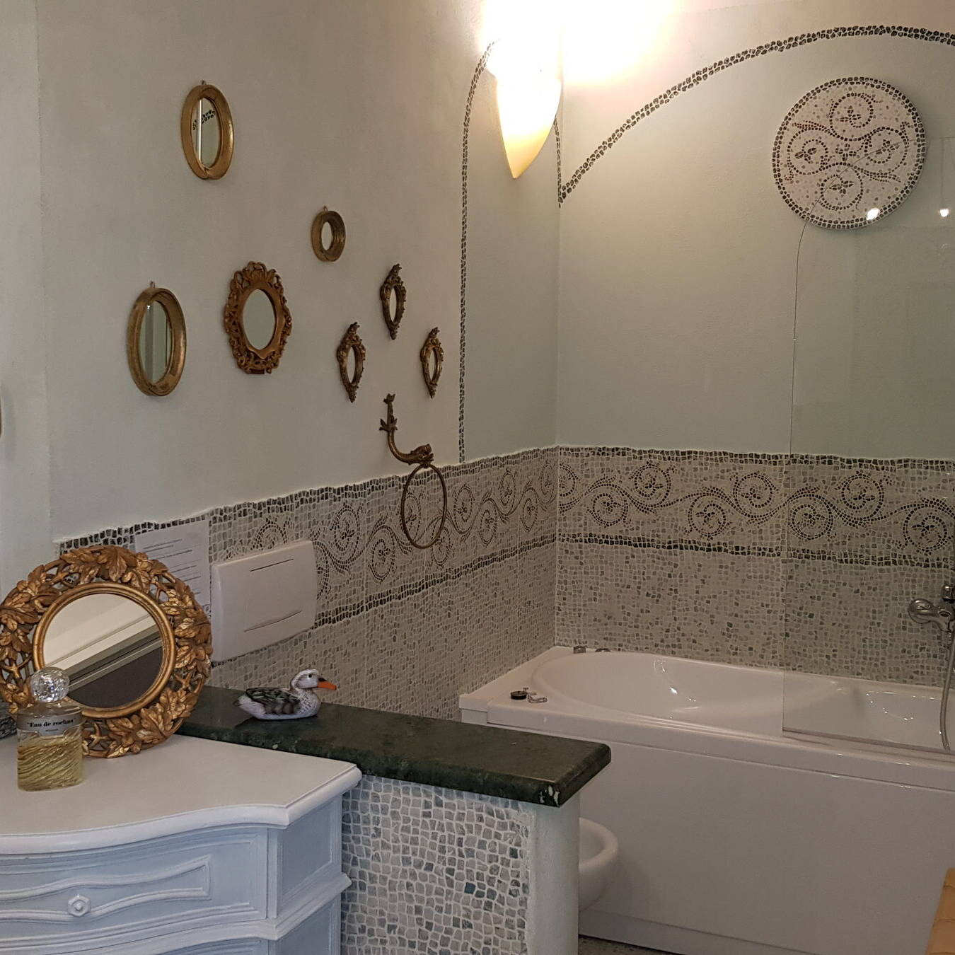 Bagno con vasca e doccia &ndash; Villa Claudia Vacanze, Quiliano