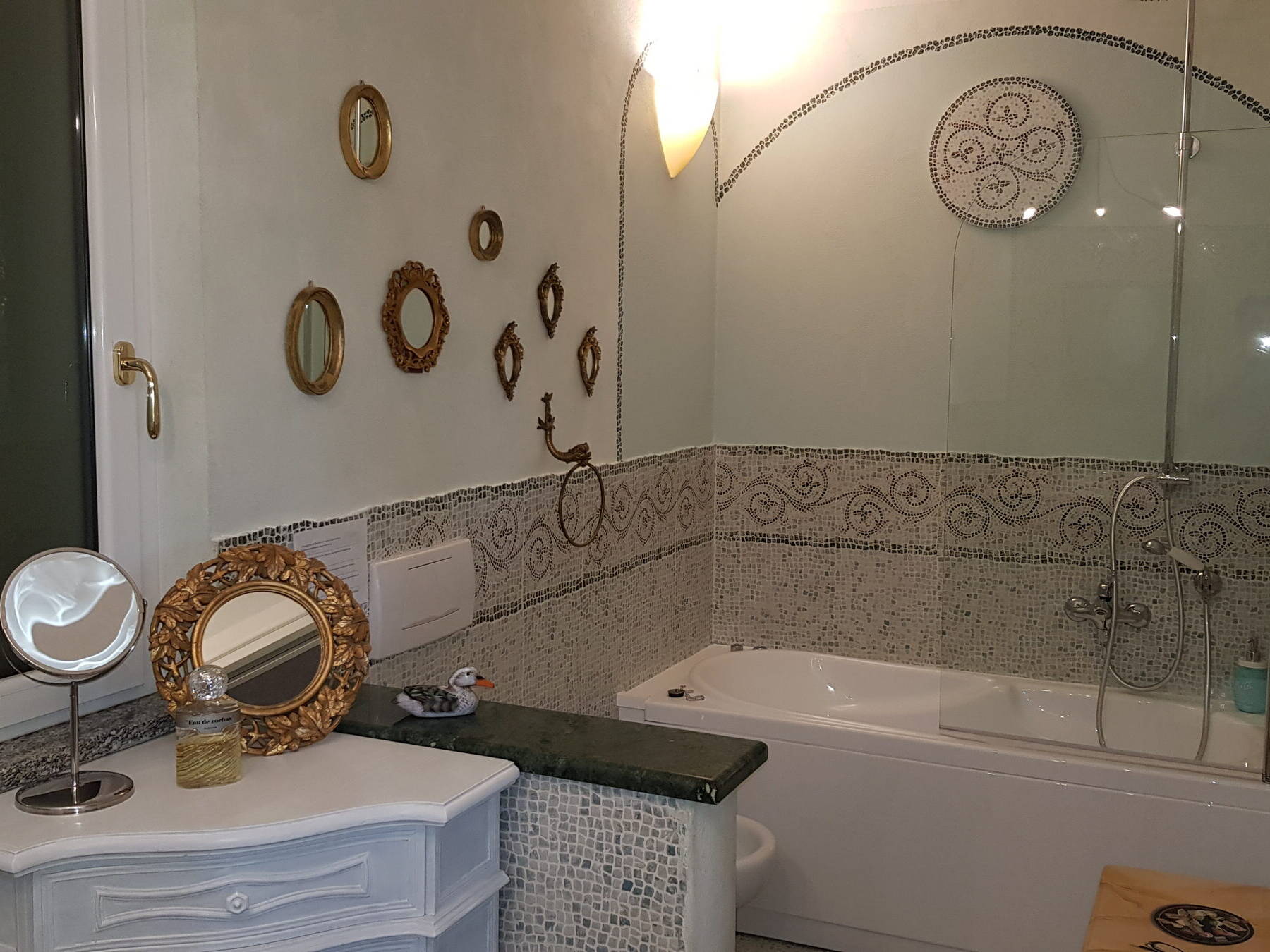 Bagno con vasca e doccia &ndash; Villa Claudia Vacanze, Quiliano